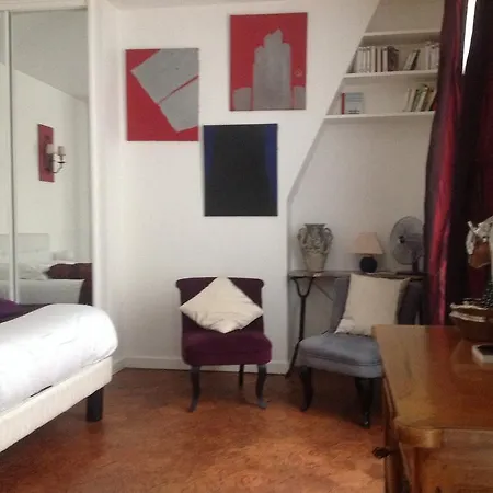Big Studio In The Marais Parigi